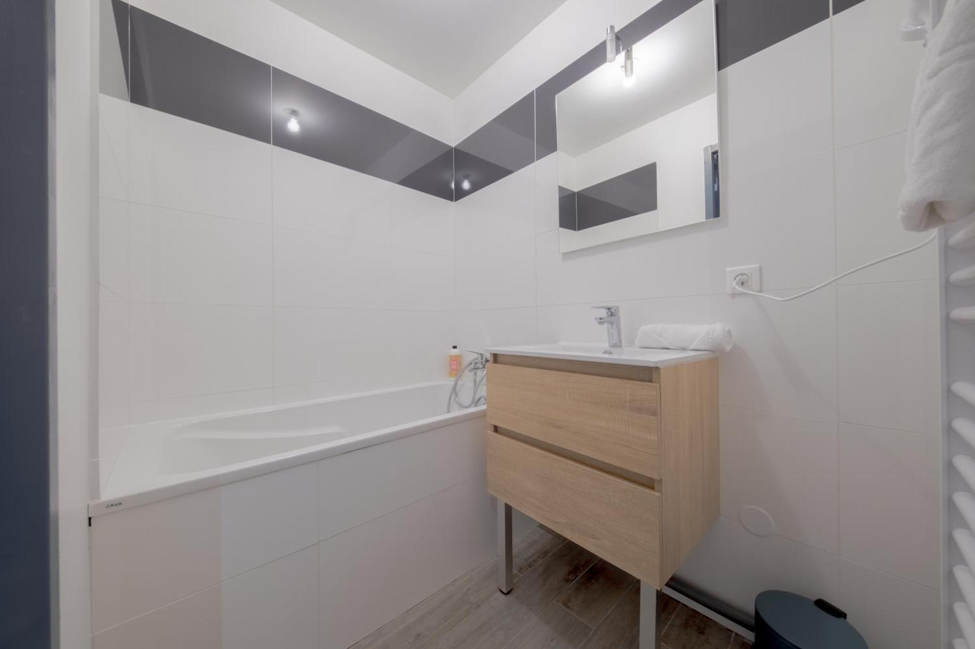 Le Trianon - Parking Prive Apartment Reims Bagian luar foto